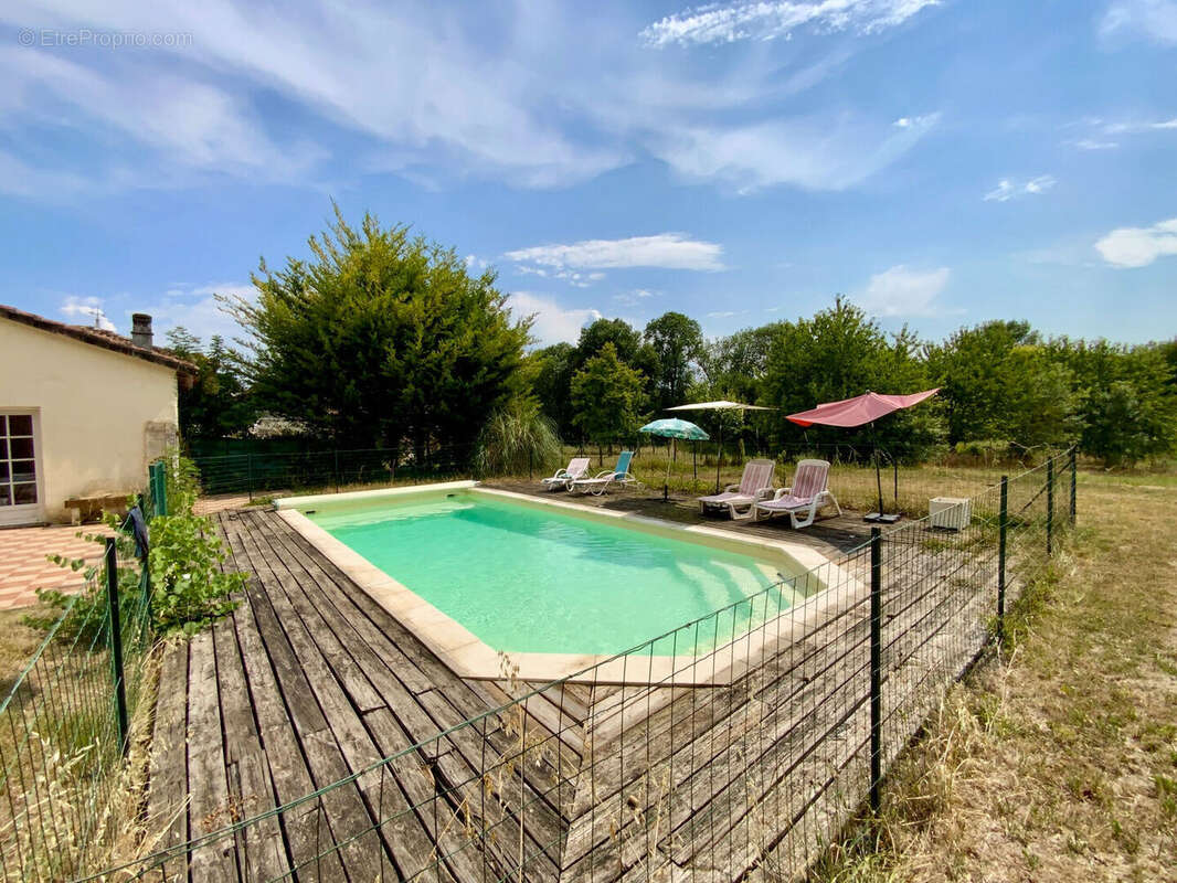 Longère atypique 6 pièces , piscine  et dépendances - photo 12