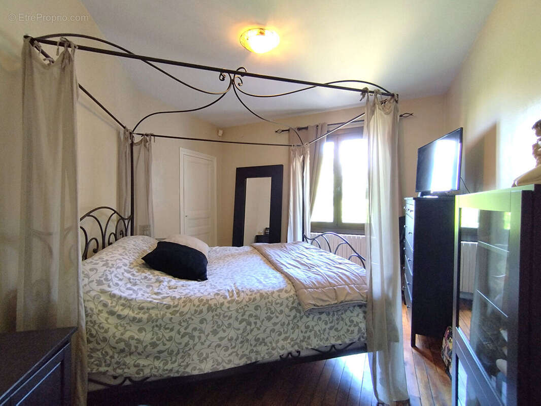 Un véritable cocon familial avec 5 chambres, deux garages et un magnifique jardin, à seulement quelques minutes de Tours et de l - photo 9