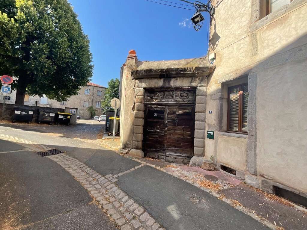 Parking à SAINT-JUST-SAINT-RAMBERT