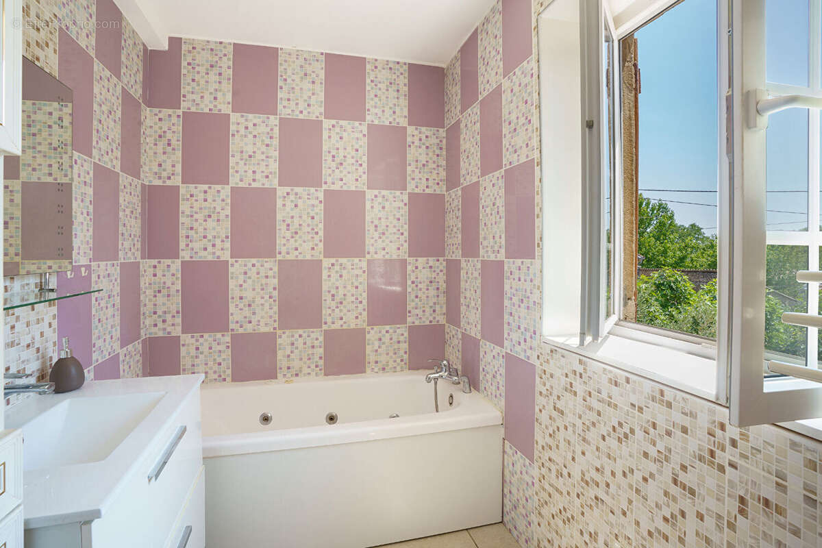 Propriété en Pierre LA SALLE - 4 chambres - photo 10