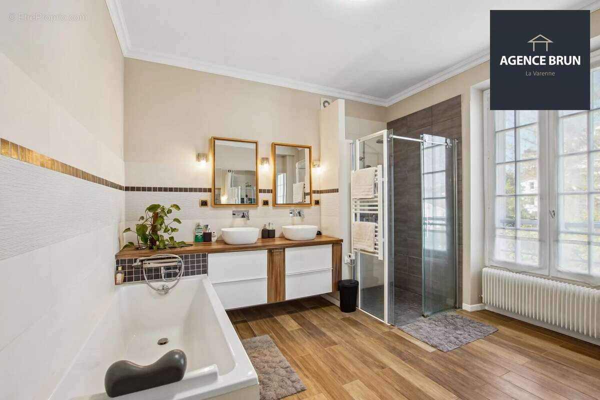 Maison à SAINT-MAUR-DES-FOSSES