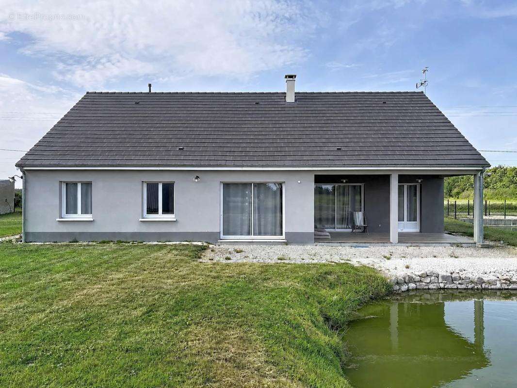 Maison récente de 5 pièces de 133 m² à Saint-Denis-de l'Hôtel - photo 2