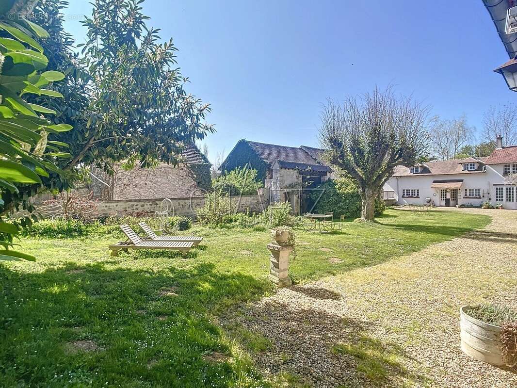 Maison 340 m² à Nesles-La-Vallee  - photo 20