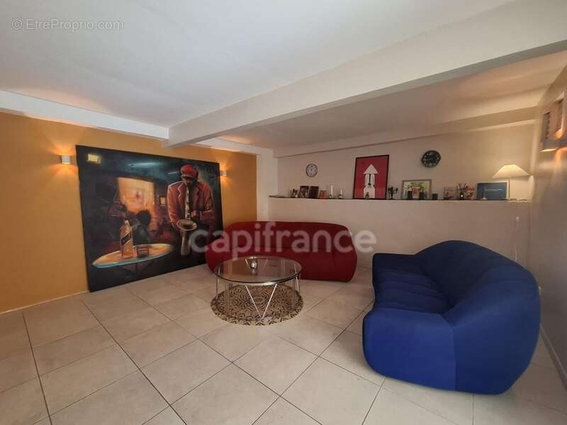 A vendre - Maison de Bourg Atypique et Rénovée – Vue Mer et Montagne – Saint-Pierre (972) - photo 7