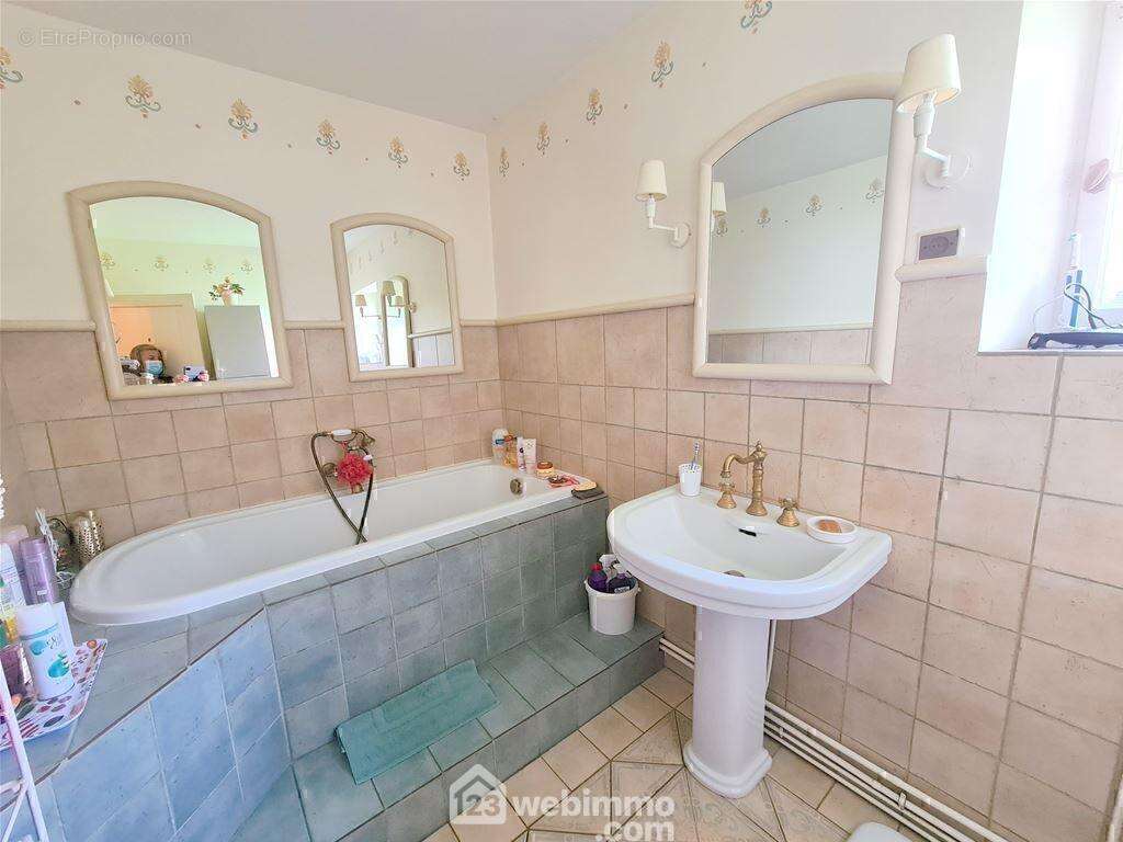 Au RDC, une salle de bains.