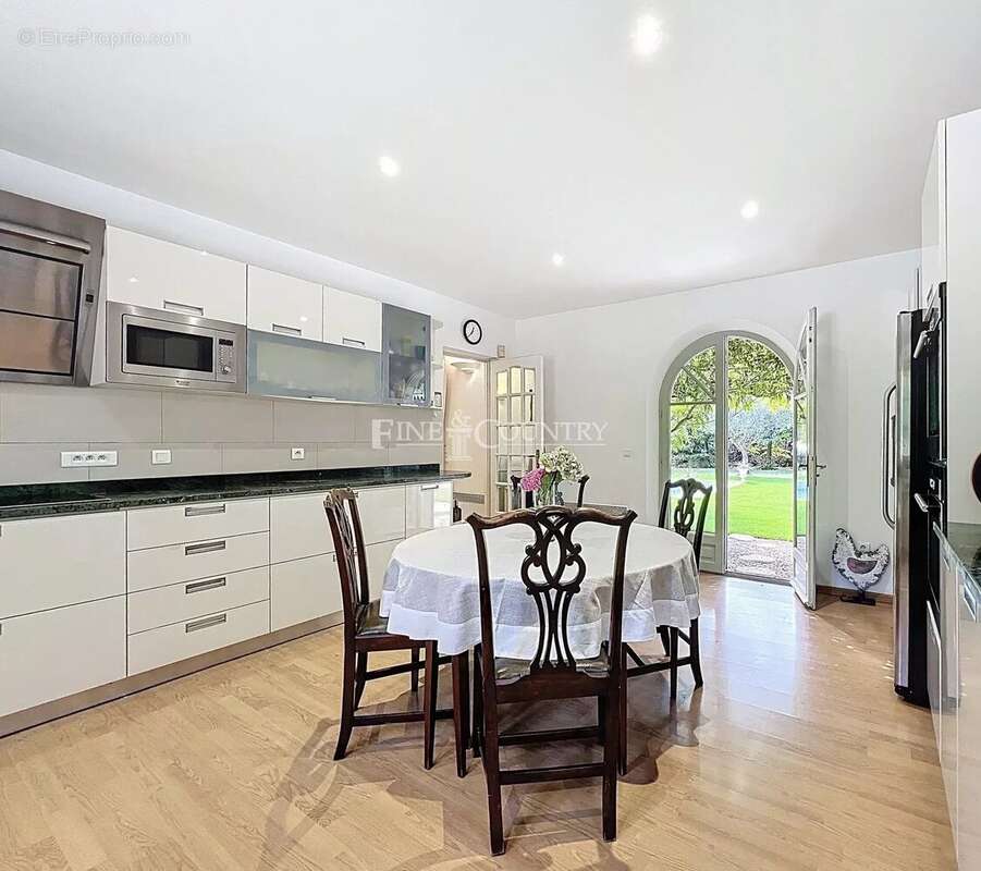 Maison à CHATEAUNEUF-GRASSE