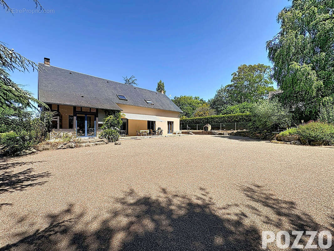 À VENDRE - Maison dans le bourg de Bréhal de 255m² au calme avec parc arboré - photo 3
