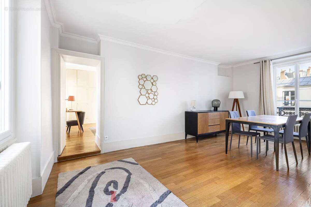 Appartement à PARIS-16E