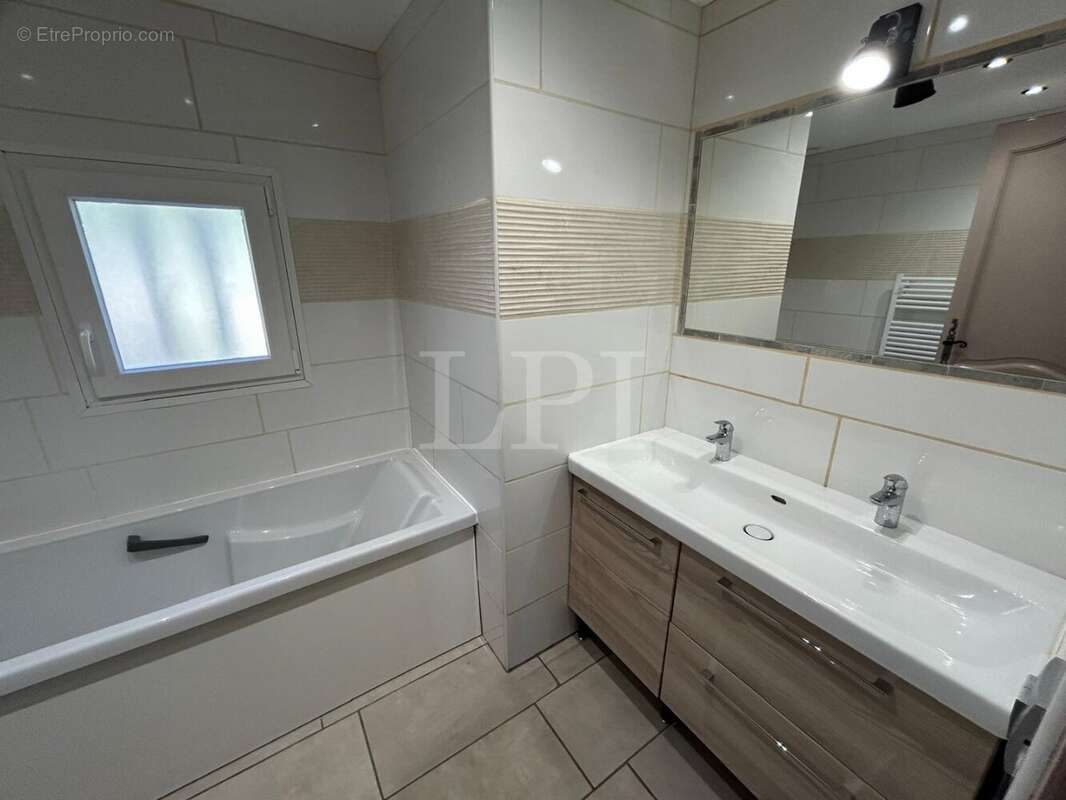 Maison à SAINT-SATURNIN-LES-APT