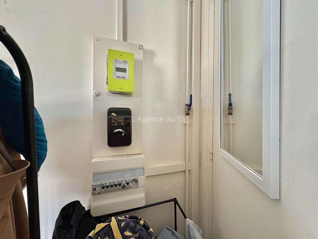 Mairie du xvème / chambre de service / kitchenette et douche / ascenseur principal / jardin commun / - photo 6