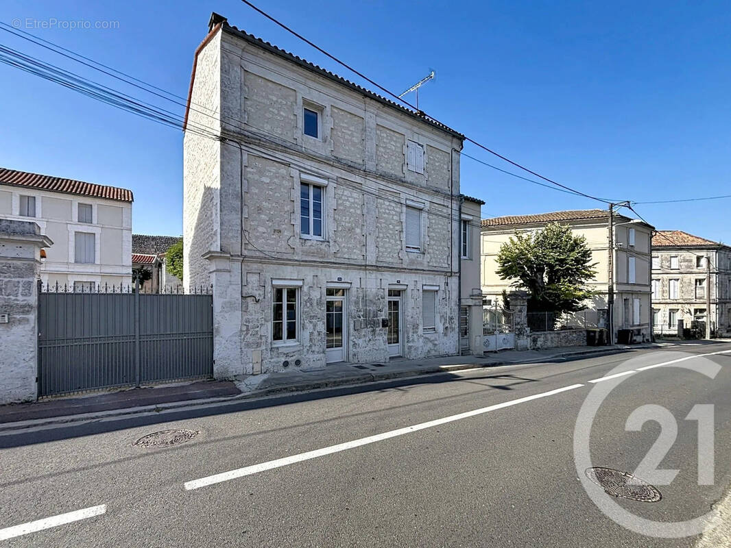 Maison à MAGNAC-SUR-TOUVRE