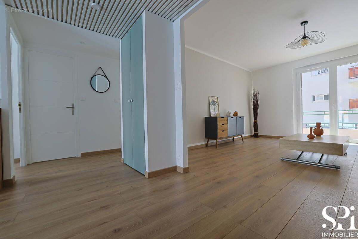 Hyères Gare   T3 rénové 65 m2, deux balcons, à 10 min des plages - photo 2