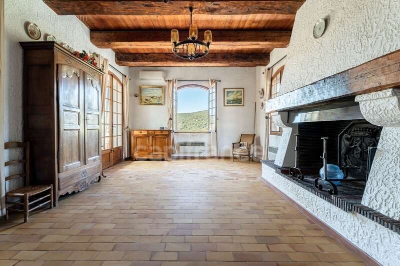 Maison à CEYRESTE