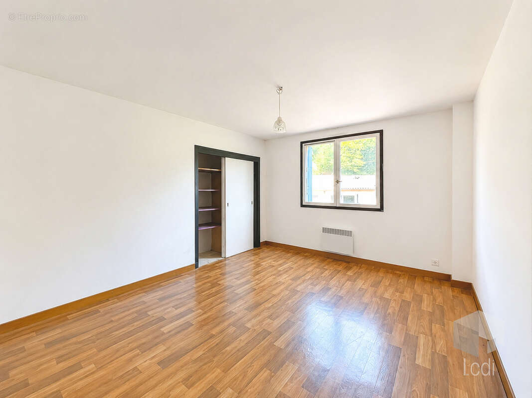 LE TEIL, Maison de 278 m2 divisée en 2 logements - photo 9
