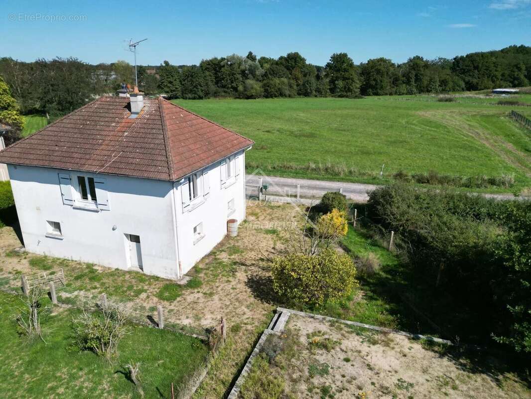 Maison à THIEL-SUR-ACOLIN