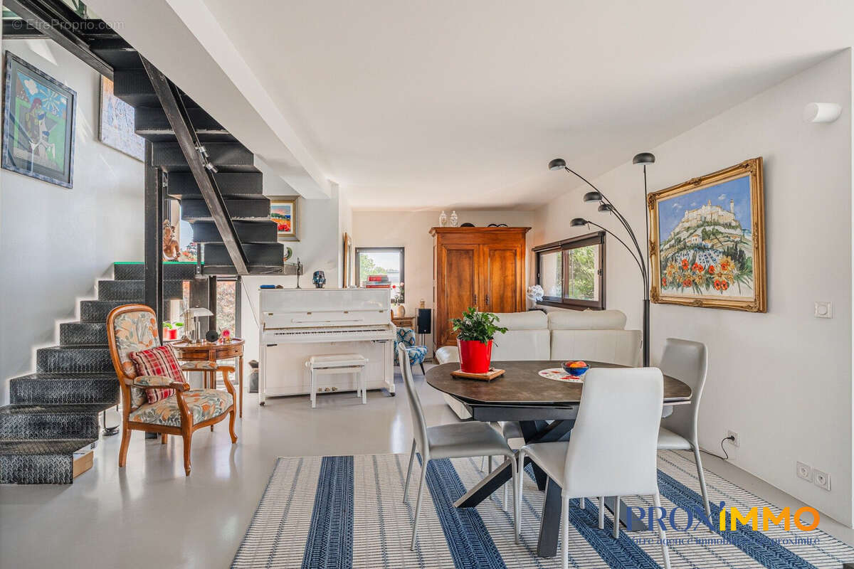 Maison 115 m² à Saint-Etienne-De-Saint-Geoirs  - photo 8