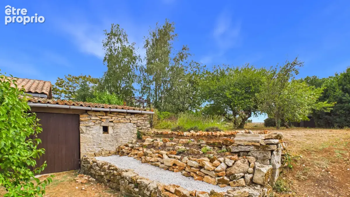 Charmante maison de village rénovée de 4 chambres avec dépendances, terrasse et jardin - photo 2
