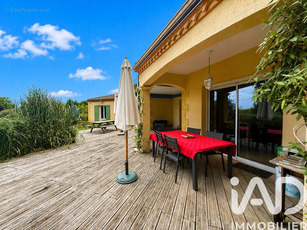 Maison 200 m² à Saint-Sauveur  - photo 2