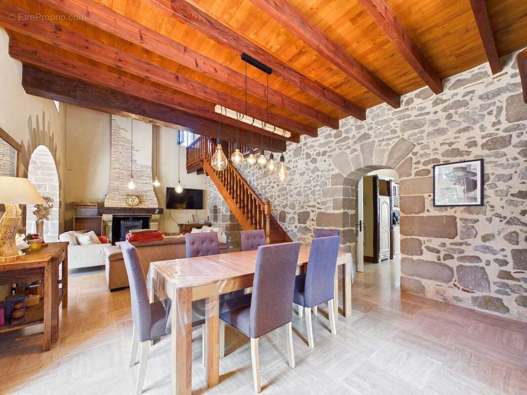 Jolie maison en pierre avec 4 chambres, un grand garage et un abri voiture. - photo 5