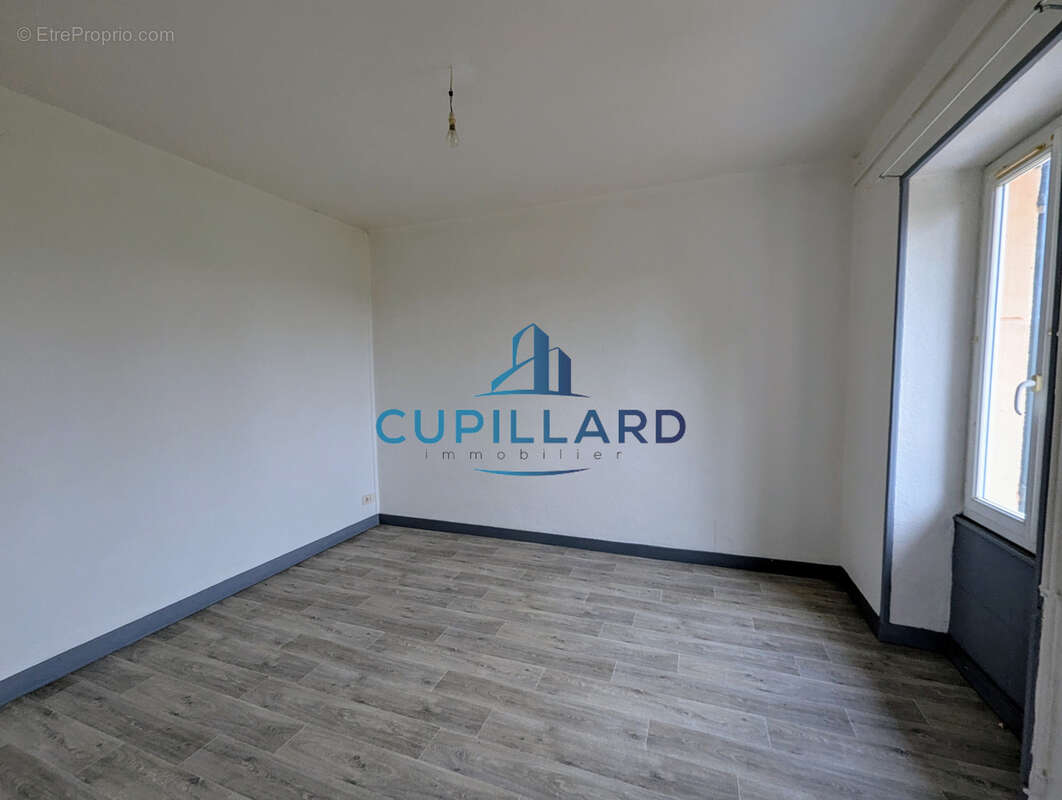Appartement à SAINT-GERMAIN-LESPINASSE