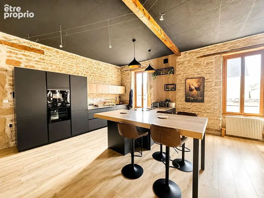 Immeuble dans village viticole : MURS d'un fonds de commerce de 104 m2 + T5 libre de 156 m2 avec 100 m2 de pièce de vie - Cave v - photo 2