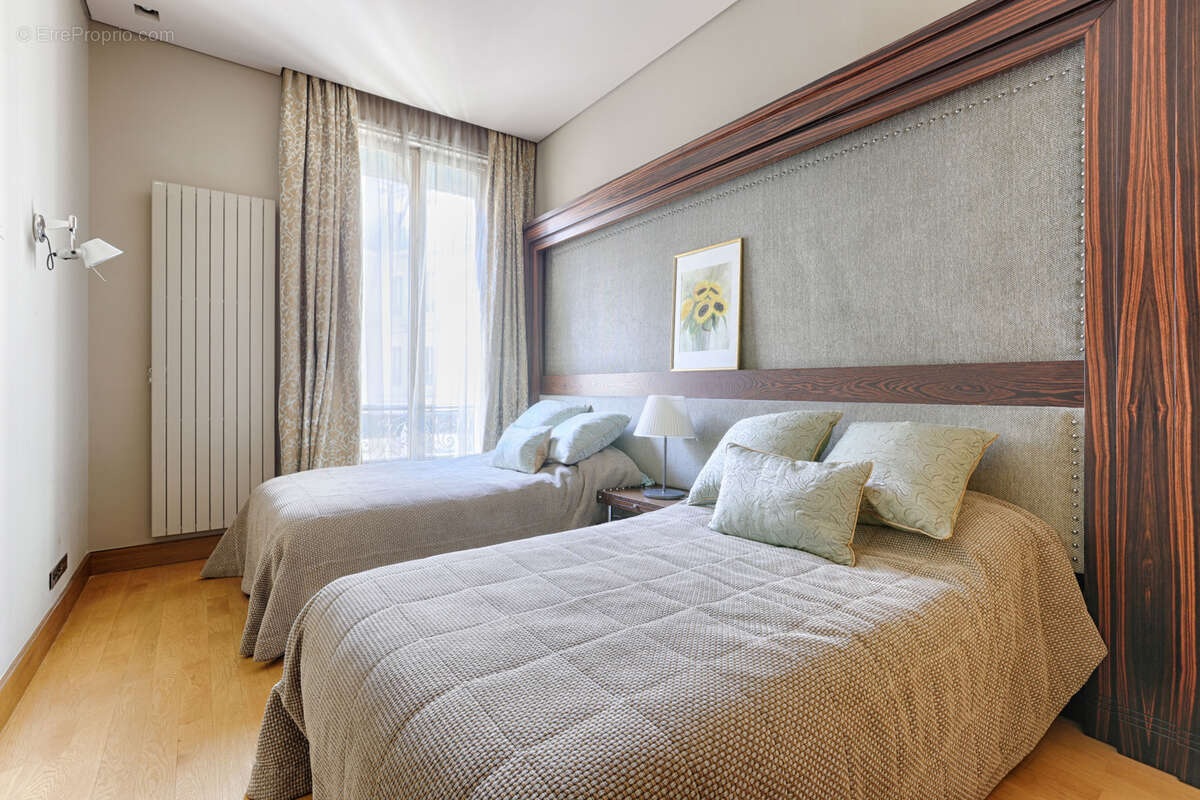 Appartement à PARIS-16E