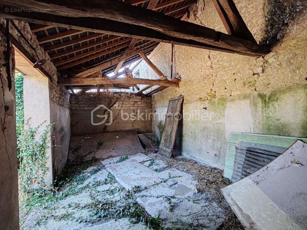 Maison de ville et grange à rénover entièrement - photo 18