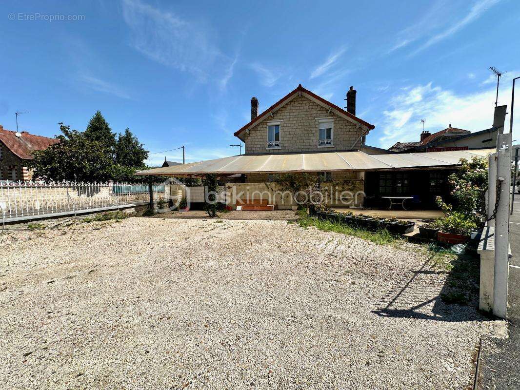 Maison en pierre 114 m² - dépendance de 100 m² louée – Revenu locatif - Centre ville - photo 2