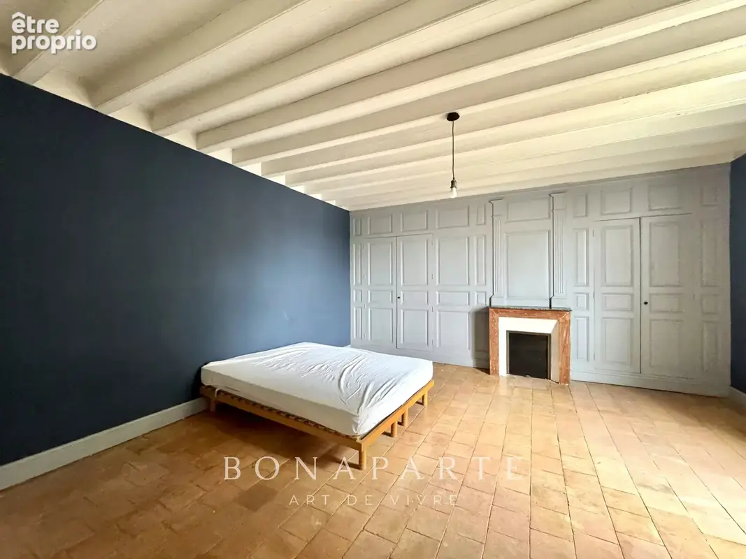 Chacé - Maison de caractère en tuffeau – Terrain d’environ 3 000 m² – Dépendances - photo 11