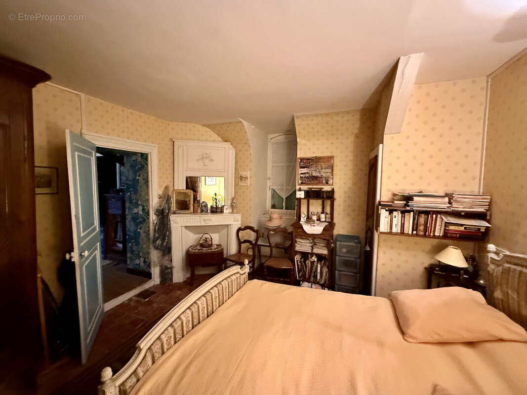 Maison à CHATEL-CENSOIR