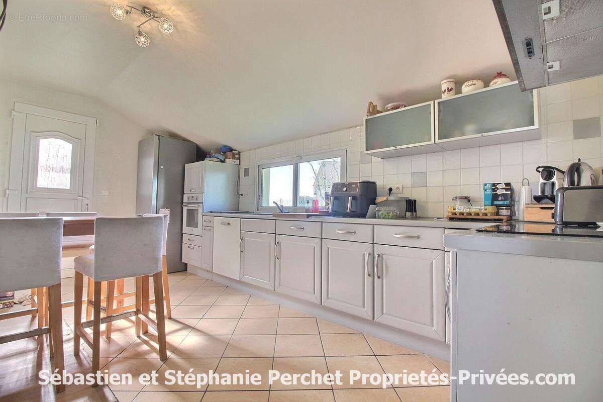 longère de charme en cours de rénovation -157 m² - 6 chambres -Terrain de 1 388 m² - Grand garage de 60 m² - Environnement calme - photo 4