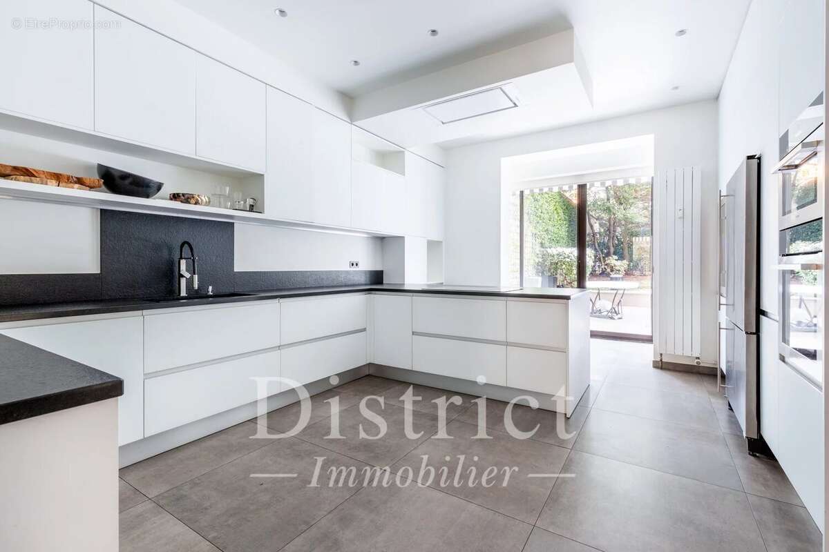 Appartement à NEUILLY-SUR-SEINE