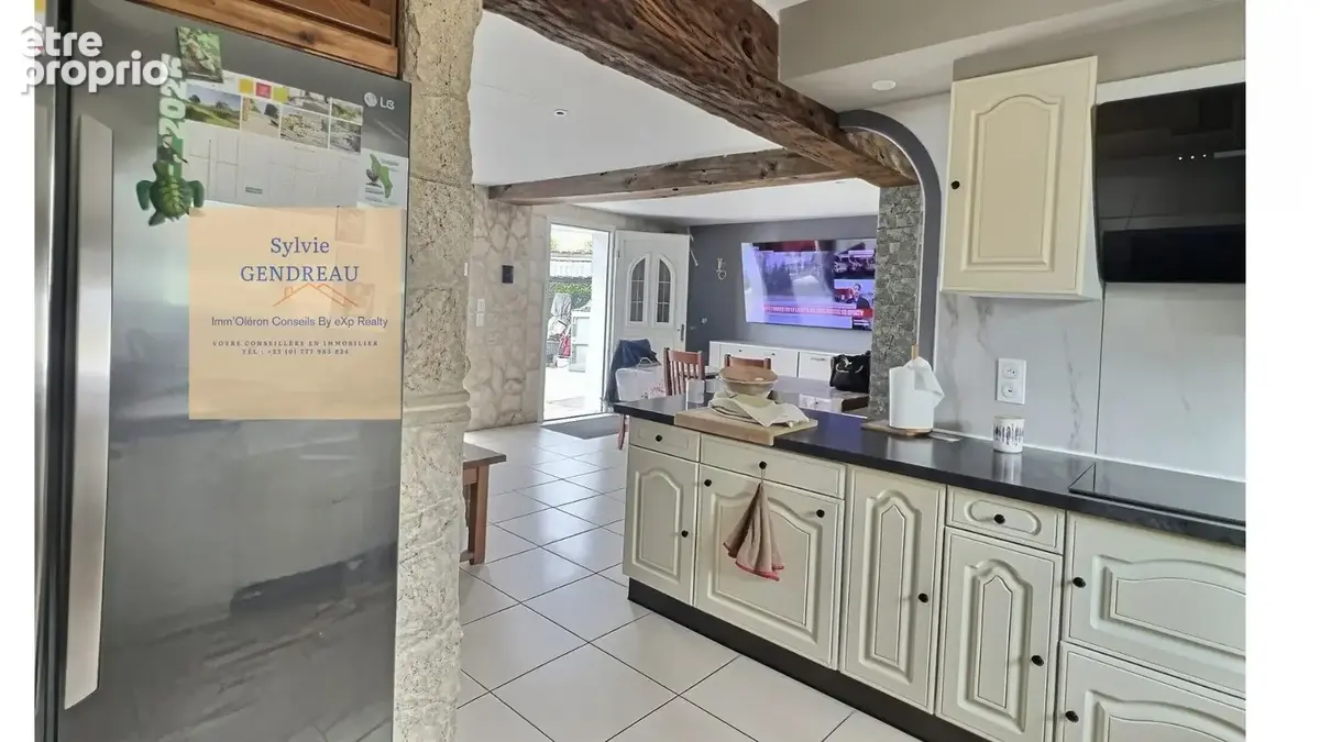 Cuisine ouvrant sur salon séjour - Maison à SAINT-PIERRE-D'OLERON