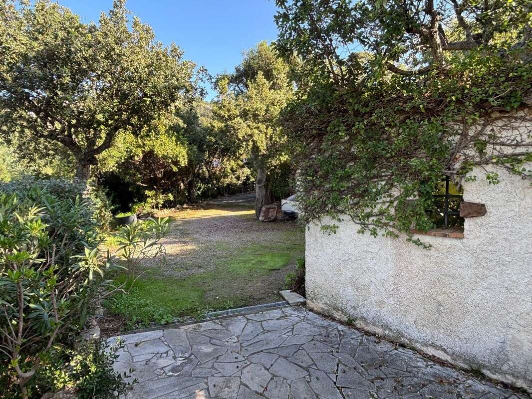 Maison à LES ISSAMBRES