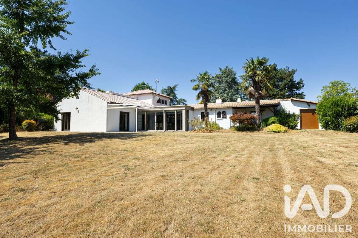 Maison 360 m² à L'oie  - photo 2