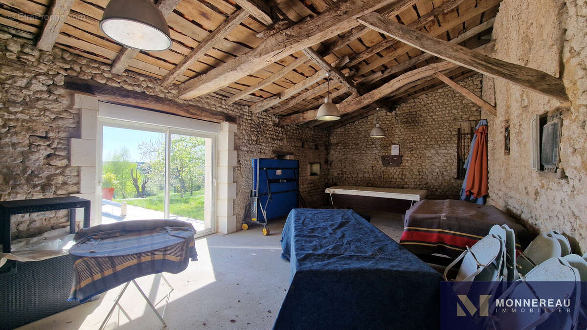 Maison à MONTMOREAU-SAINT-CYBARD