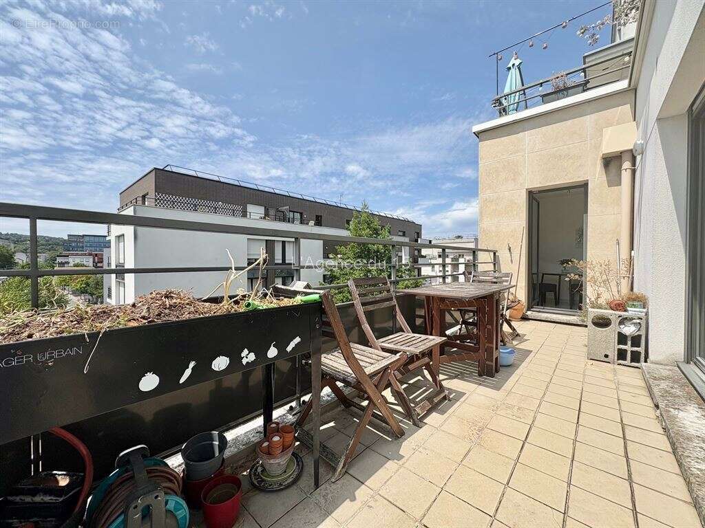 Issy - quai de seine / appartement familial / terrasse / vue degagee / cave / parking / - photo 2