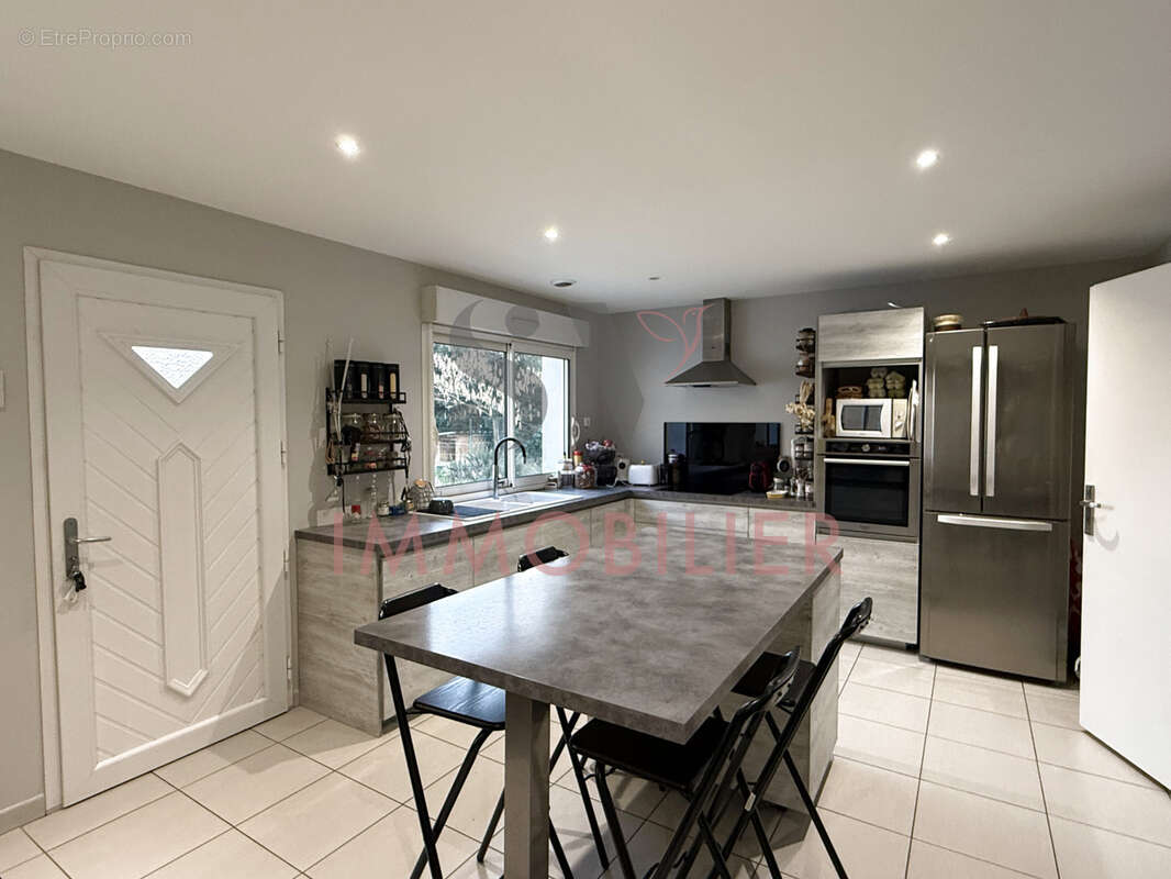 Commerce à CHATEAUNEUF-SUR-ISERE