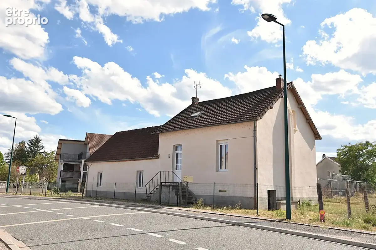 Lapalisse centre, habitable immediatement : - photo 16
