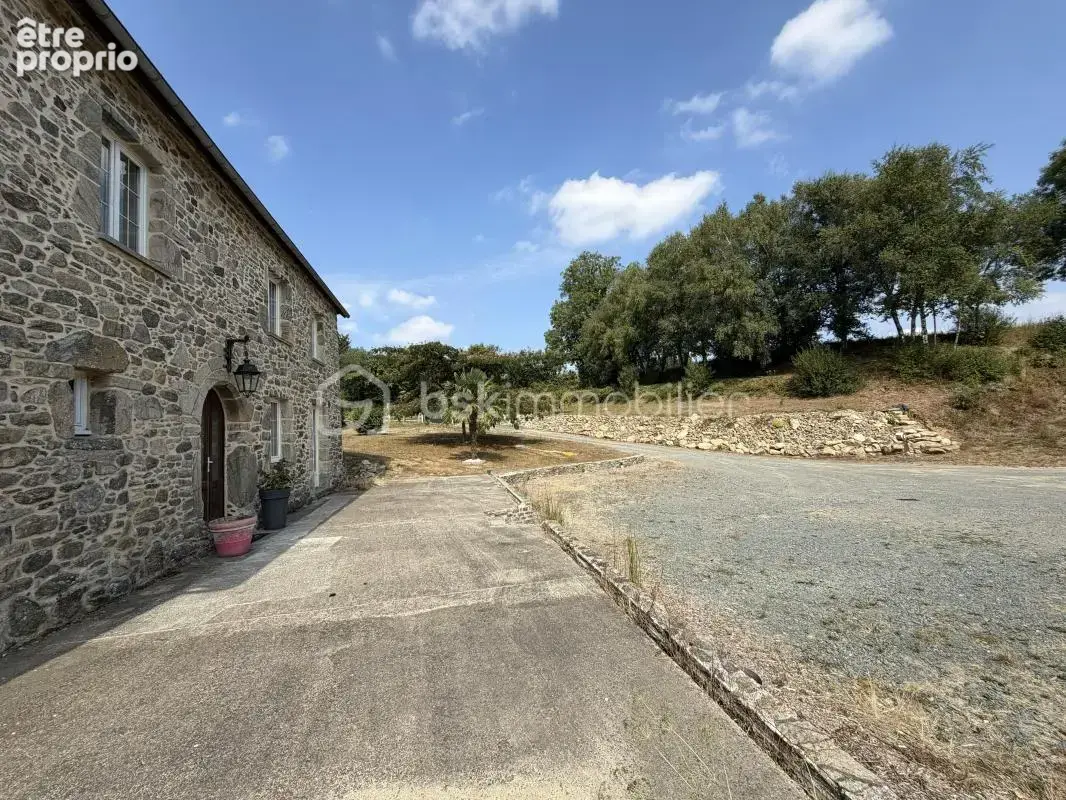 À VENDRE – Maison de caractère avec vaste terrain et installations équestres - photo 2