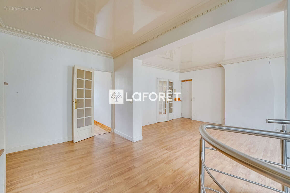 Paris 14? ? Pernety  Appartement familial en duplex de 4 pièces avec fort potentiel - photo 3