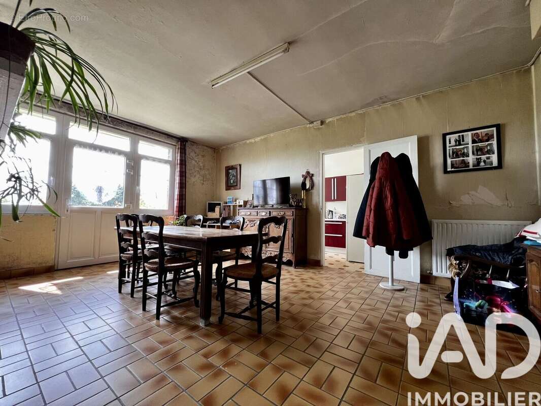 Maison 121 m² à Le Mesnil-Rouxelin  - photo 7