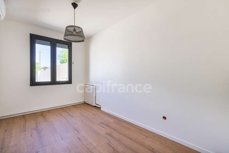 À vendre à Sainte-Geneviève-des-Bois, maison climatisée :    de 123 m², 5 chambres, véranda, garage, sans travaux et parfaitemen - photo 19