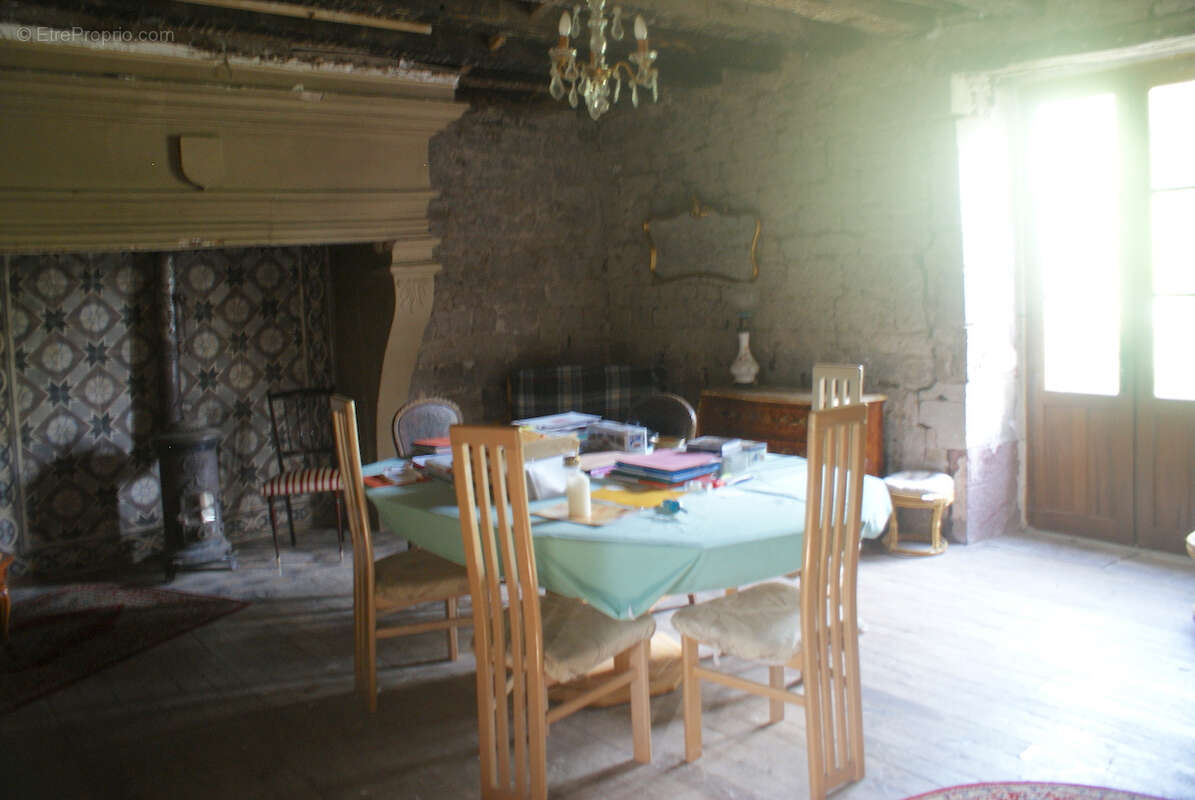 Maison à COLLONGES-LA-ROUGE