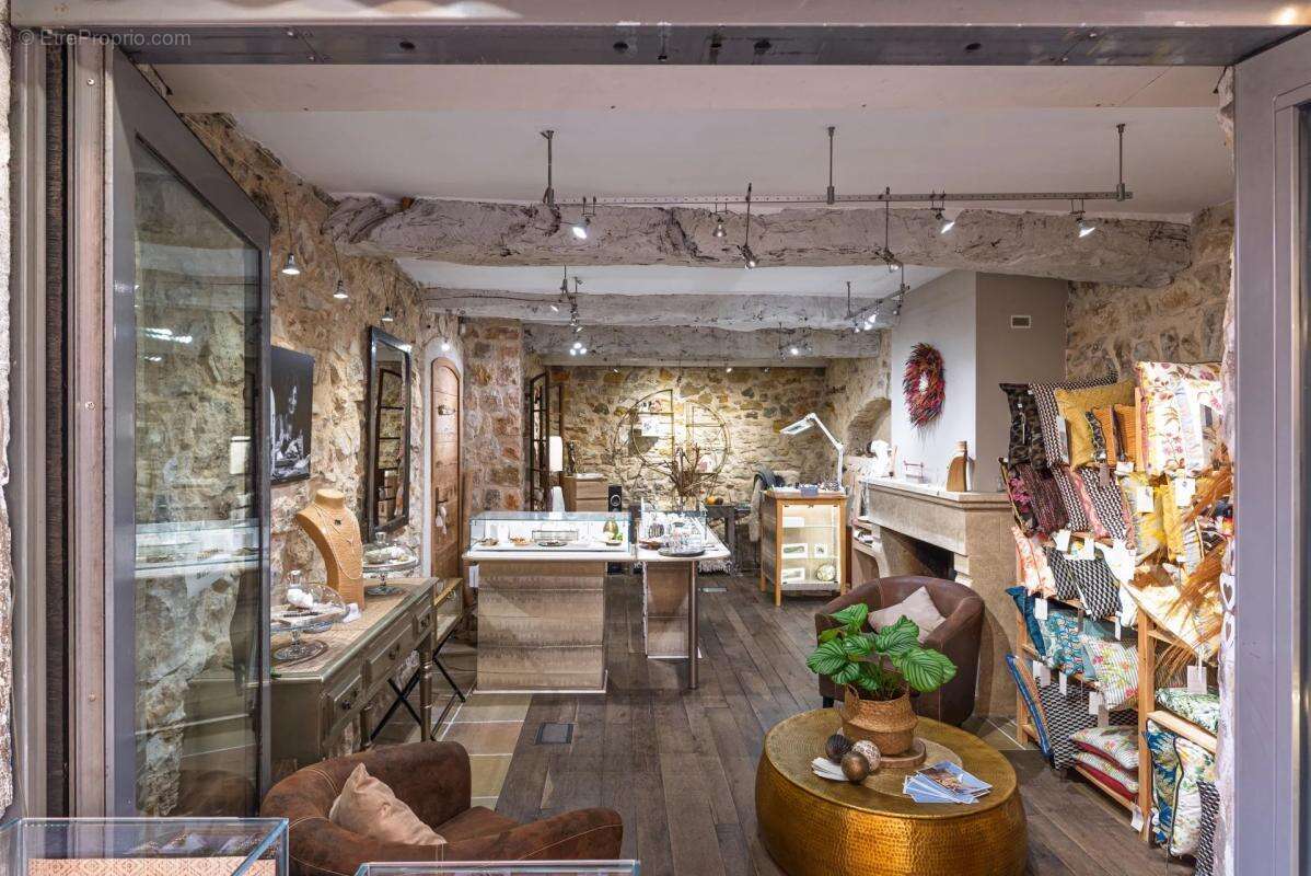 Commerce à VALBONNE