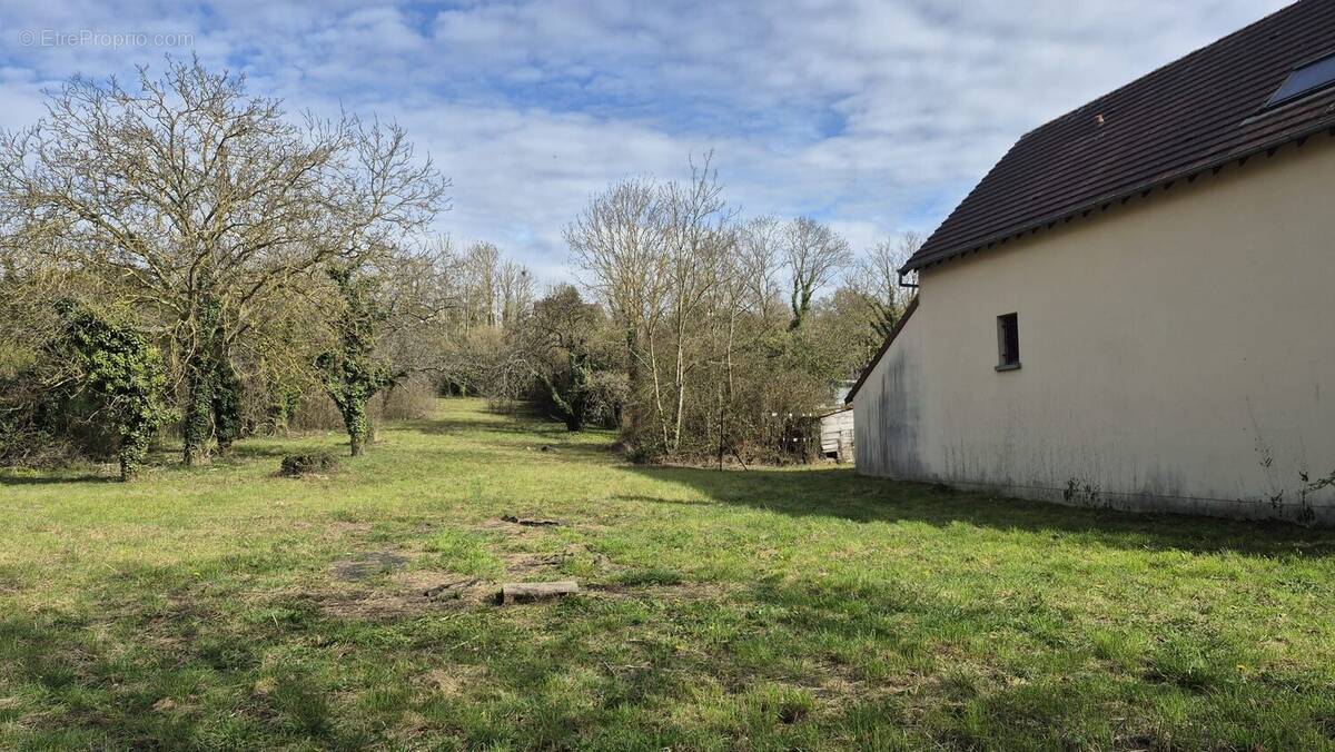 Terrain à AULNAY-SUR-MAULDRE