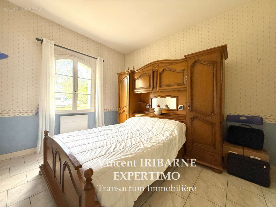 Propriété avec 4 Chambres, Double Garage sur un terrain de 6 800 m2 - photo 9