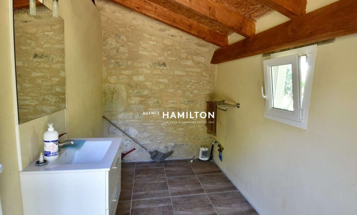 Superbe maison en pierre rénovée, avec bois et terrains attenants - photo 10