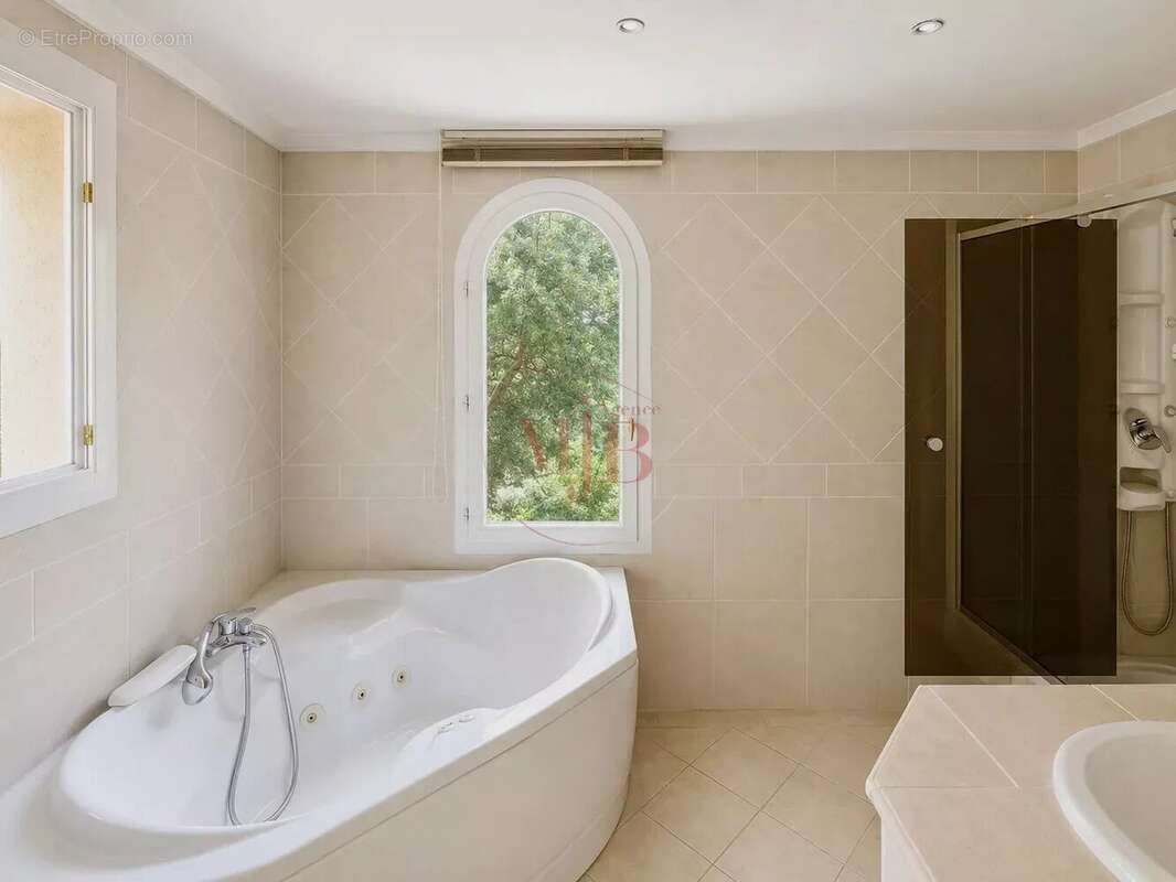Le Puy-Sainte-Réparade – Maison familiale de 142 m² sur 6 000 m² de terrain boisé avec piscine - photo 11