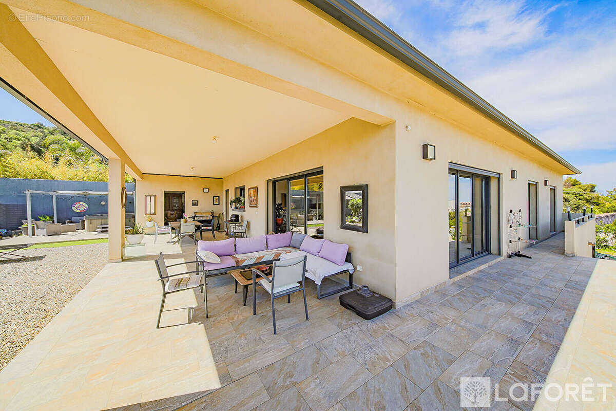 Villa de plain-pied récente Borgo 5 pièce(s) 135 m2 - photo 5